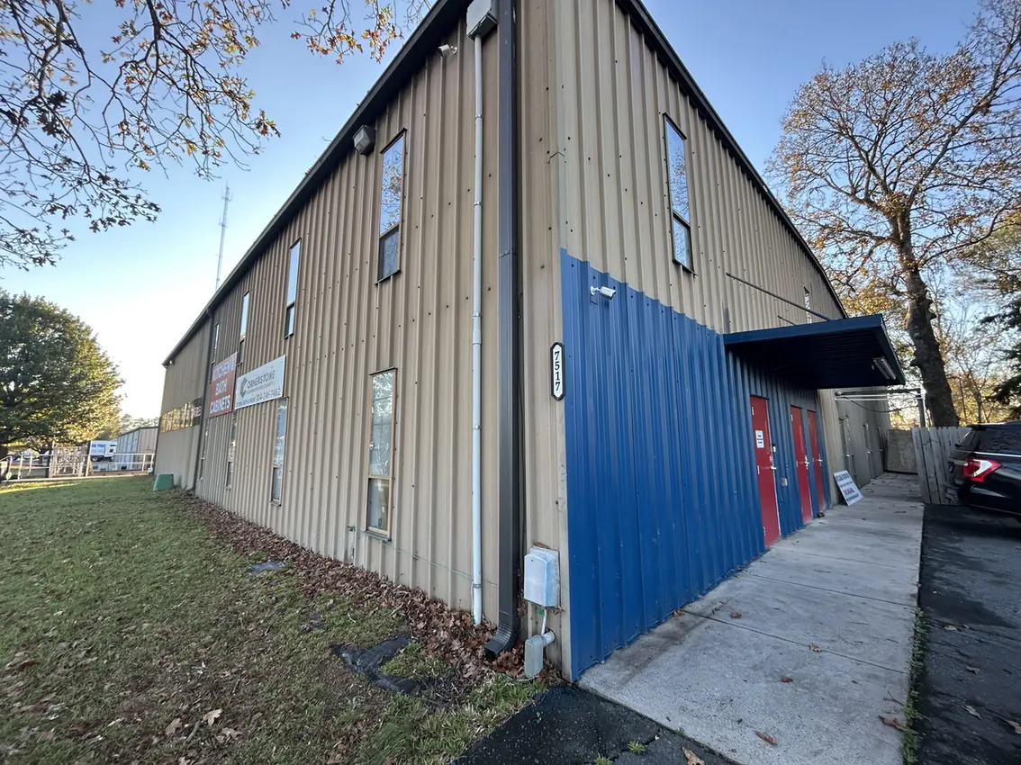 Cornerstone showroom and slab yard, photo 11